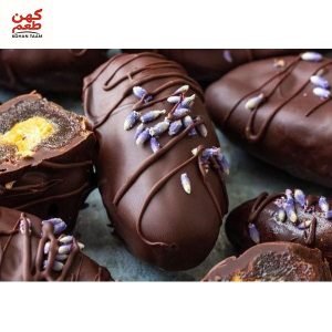 تهیه دستهای از دسرهای سالم با خرما و مغزها